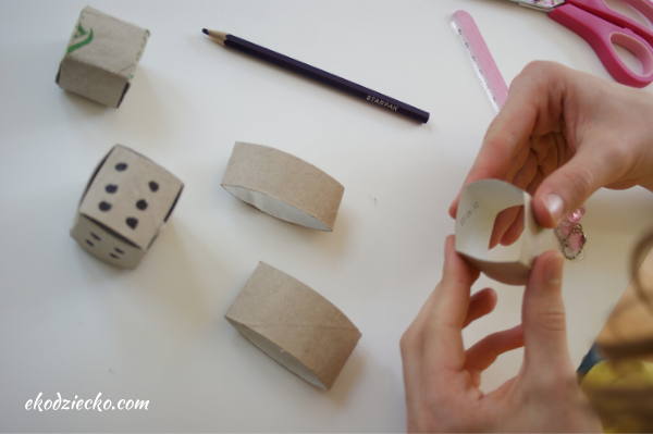kostki do gry DYI z rolek papierze, kreatywne zabawy plastyczne