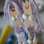 Syreny z muszelek na drewnianych patyczkach z włosami z włóczki, pamiątkie z wakacji dyi, zabawy kreatywne dla dzieci